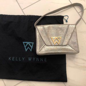 Kelly Wynne Cloud 9 Clutch in Silver Electric Ray